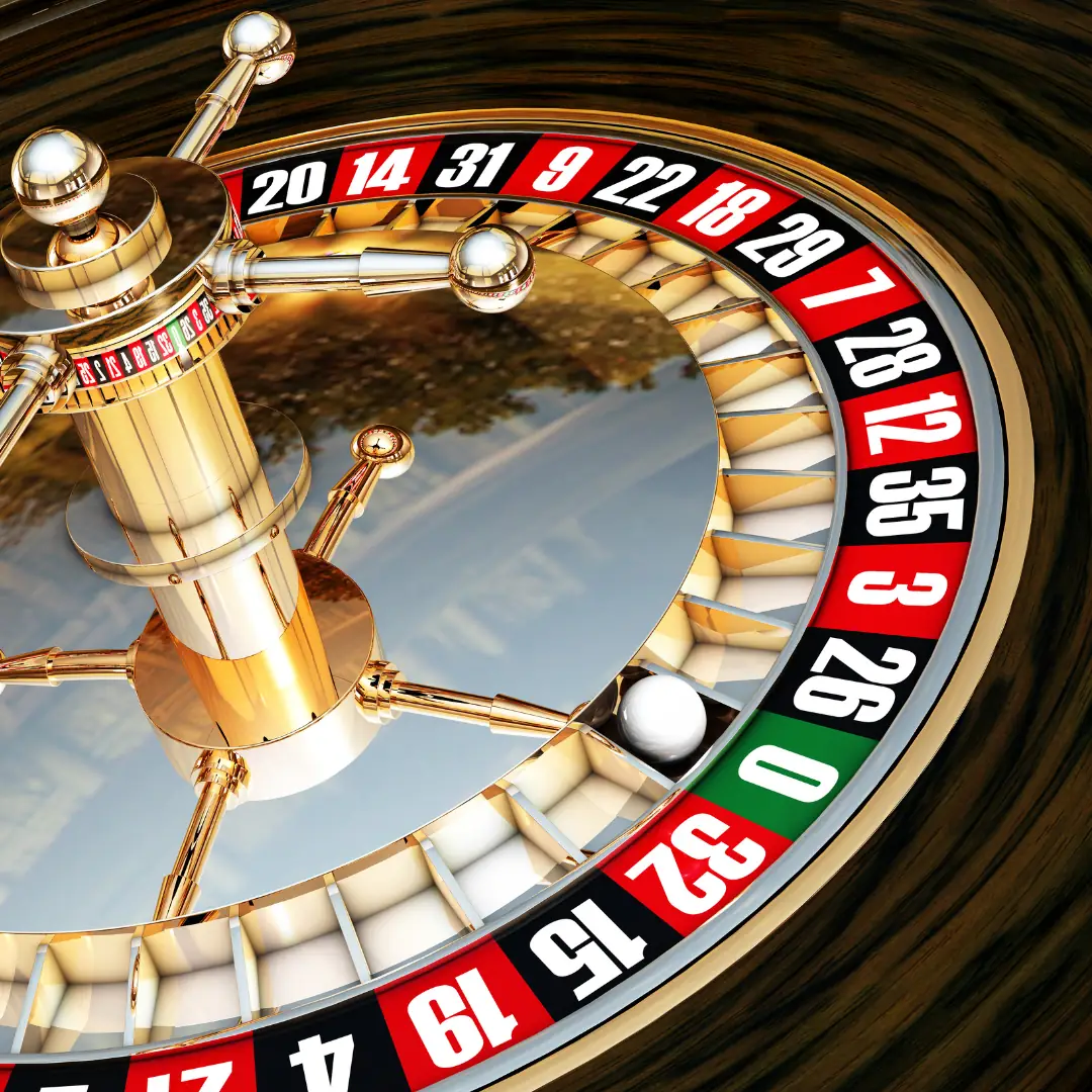 Arany rulettkerék közelről, a golyó a nulla mezőn áll, kaszinó hangulatú kép